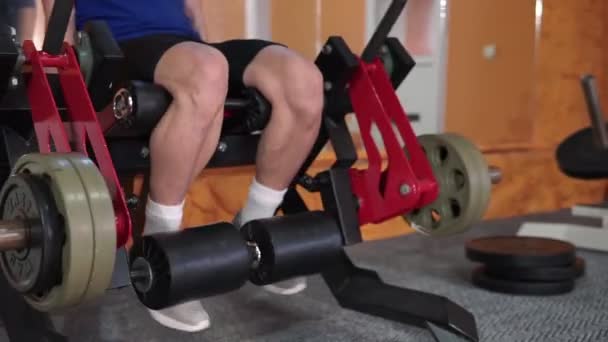 Guy Bodybuilder Στο Γυμναστήριο Εργάζονται Ένα Μπαρ Για Σφίξει Βελτίωση — Αρχείο Βίντεο