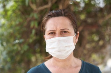 Virüsler ve hava kirliliği yüzünden cerrahi maske takan kadın portresi. Covid 19.