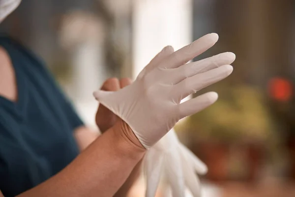 Female Surgeon Nurse Wearing Sterile Suit Putting Sterile Rubber Gloves — Stock Photo, Image