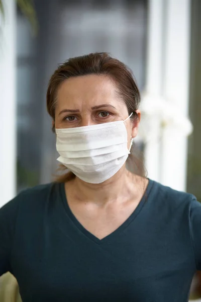 Κοντινό πλάνο πορτρέτο της γυναίκας που φοράει χειρουργική μάσκα λόγω των ιών και της ατμοσφαιρικής ρύπανσης. Covid-19. — Φωτογραφία Αρχείου
