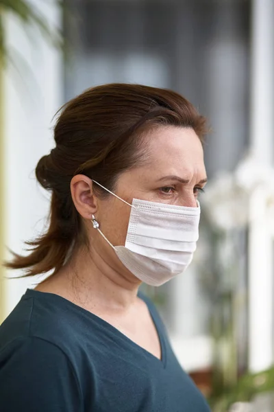 Närbild porträtt av kvinna bär kirurgisk mask på grund av virus och luftföroreningar. Övergångsbestämmelser. — Stockfoto