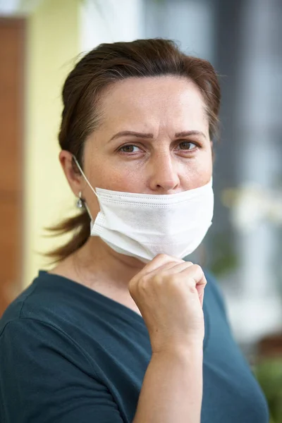 Närbild porträtt av kvinna bär kirurgisk mask på grund av virus och luftföroreningar. Övergångsbestämmelser. — Stockfoto