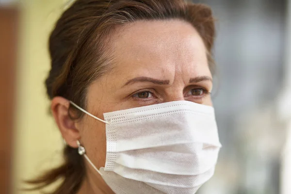 Närbild porträtt av kvinna bär kirurgisk mask på grund av virus och luftföroreningar. Övergångsbestämmelser. — Stockfoto