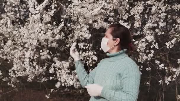 Une Jeune Femme Masque Médical Admire Arbre Fleurs Main Femelle — Video