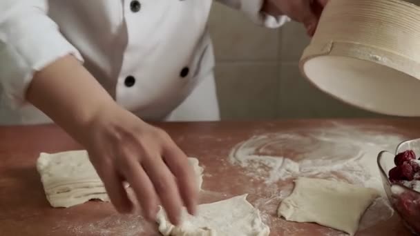 Las Mujeres Enseñan Hija Cocinar Masa Amasar Masa Juntos Extiende — Vídeo de stock