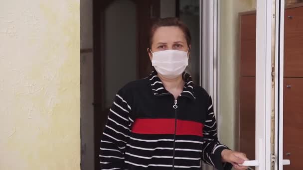 Kvinna Medicinsk Mask Öppnar Dörren Och Lämnar Huset Övergångsbestämmelser — Stockvideo