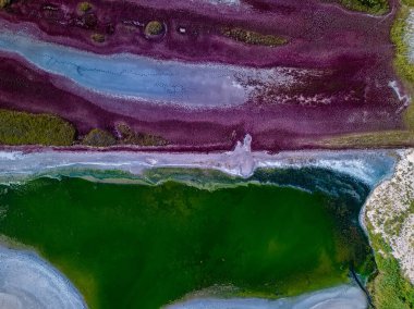 Kuş uçuşu sırasında urornoe haliçlerini kurutmanın inanılmaz güzelliği. Ekolojik rezerv Curortnoe haliç, Odessa, Ukrayna kıyı bölgesinin en üst görüntüsü. Kenar mahallelerdeki İHA 'dan denize hava manzarası