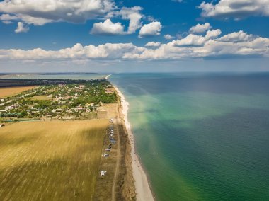 İnanılmaz güzel bir deniz manzarasının havadan çekilmiş fotoğrafı.