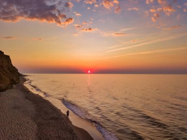 Göksel panoramik gündoğumu manzarası. Gökyüzü, bulutlar ve sudan başka bir şey yok. Güzel sakin sahne