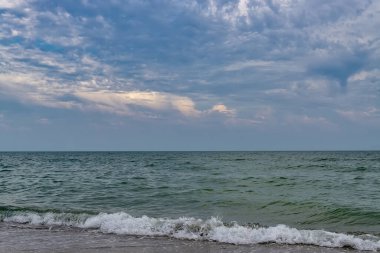 Gökyüzü ve deniz geniş ufku ile rahatlatıcı deniz manzarası