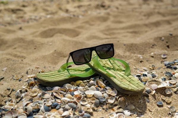 Accessoires Voor Het Strand Liggend Het Zand Heren Slippers Zonnebrillen — Stockfoto