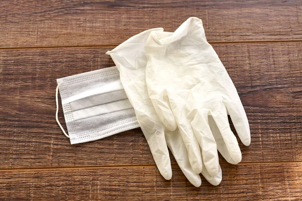 Mascarilla Médica Guantes Mesa Madera Con Espacio Para Copiar Lado — Foto de Stock