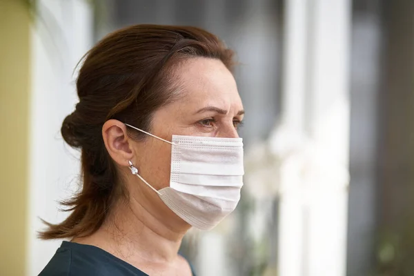 Primer Plano Retrato Mujer Con Máscara Quirúrgica Debido Los Virus —  Fotos de Stock