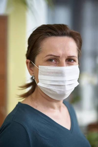 Närbild Porträtt Kvinna Bär Kirurgisk Mask Grund Virus Och Luftföroreningar — Stockfoto