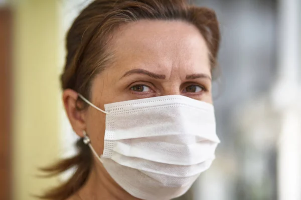 Närbild Porträtt Kvinna Bär Kirurgisk Mask Grund Virus Och Luftföroreningar — Stockfoto