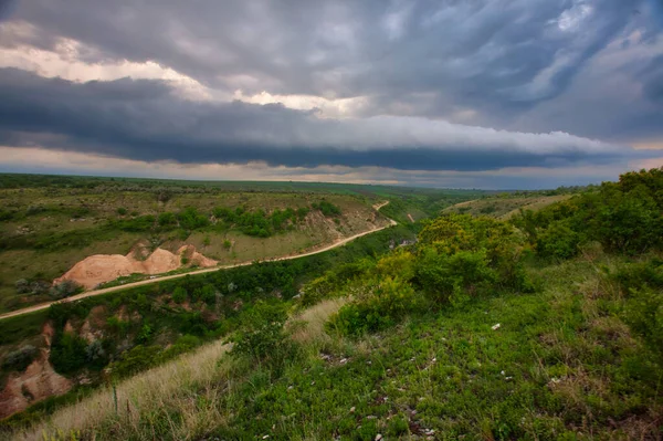 Річка Зеленому Пейзажі Драматичні Хмари Блакитним Небом — стокове фото