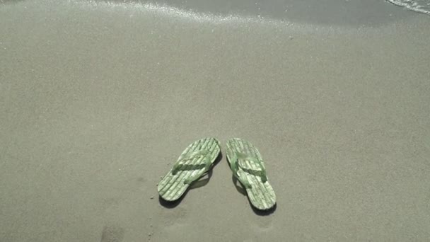 Zapatillas Hombre Playa Bañadas Por Agua — Vídeos de Stock