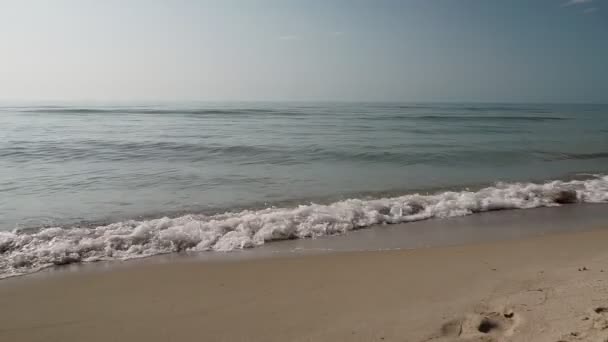 Strand Schuimige Oceaan Zee Golven Wassen Zand Mens Komt Warme — Stockvideo