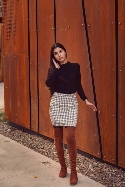 Modelo Menina Bonita Posando Contra Fundo Edifício Moderno — Fotografia de Stock