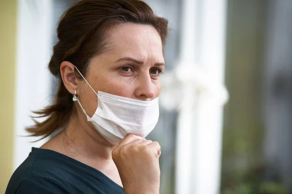 Close Retrato Mulher Usando Máscara Cirúrgica Por Causa Vírus Poluição — Fotografia de Stock