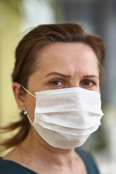 Närbild Porträtt Kvinna Bär Kirurgisk Mask Grund Virus Och Luftföroreningar — Stockfoto