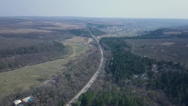 Aerial Voo Sobre Estrada Que Atravessa Floresta Drone Vista Enevoadas — Vídeo de Stock
