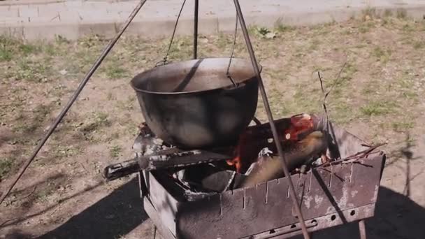 Voedsel Wordt Bereid Een Ketel Bowler Kookt Brandstapel Achtergrond Staat — Stockvideo