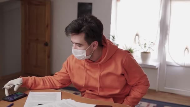 Hemmakontoret Coronavirus Epidemi Covid Karantän Kille Skyddad Mask Sitter Vid — Stockvideo