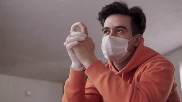Νεαρός Άνδρας Προστατευτική Μάσκα Και Γάντια Home Office Φωτεινή Κουζίνα — Αρχείο Βίντεο