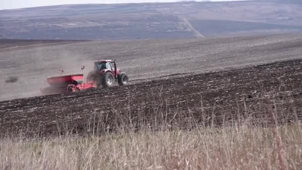 装有播种机的拖拉机 在耕地上直接播种庄稼 田里播种作物的技术 播种是在地里播种的过程 — 图库视频影像