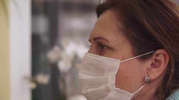 Close Retrato Uma Morena Caucasiana Uma Máscara Médica Protetora Seu — Vídeo de Stock