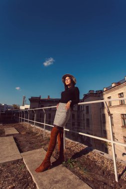 Avrupa 'da sonbahar sokak modasında poz veren şapkalı güzel bir kızın moda kadın portresi..