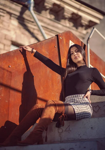 Modelo Chica Elegante Posando Sentado Los Escalones Del Edificio — Foto de Stock