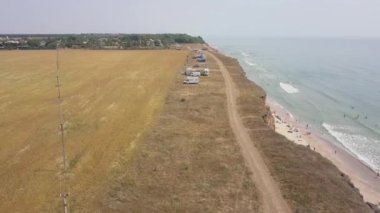 Deniz kıyısı ve sahilin havadan görünüşü. Muhteşem deniz manzarası