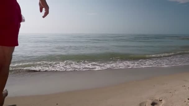 Glücklicher Erwachsener Mann Steigt Ins Meerwasser — Stockvideo