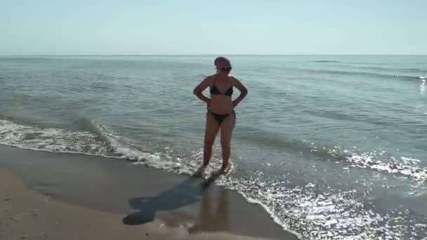 Μεσήλικη Γυναίκα Μαγιό Στέκεται Στην Παραλία Δίπλα Στη Θάλασσα — Αρχείο Βίντεο