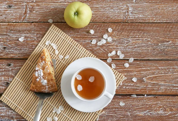 Torta Maçã Caseira Com Canela Xícara Chá Mesa Madeira — Fotografia de Stock