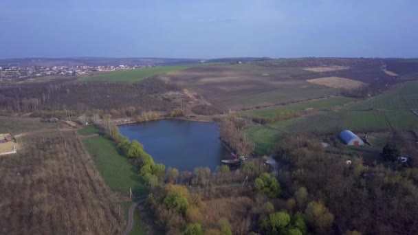 Lake Fields Drone Lage Luchtvlucht Het Meer Velden Drone Aerial — Stockvideo