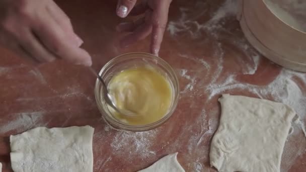 Sbattere Tuorli Una Ciotola Trasparente Cucina Preparare Gli Ingredienti Preparazione — Video Stock