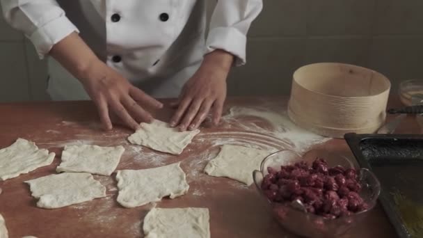 Kobiety Uczą Córki Gotować Ciasto Razem Kradniemy Forsę Rozwinąć Ciasto — Wideo stockowe