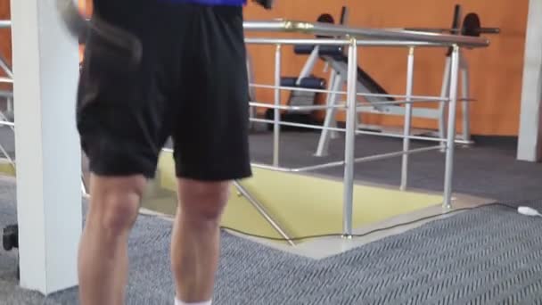 Man Gym Tilt Lange Halter Spiertraining Met Gewichten Powerlifting — Stockvideo