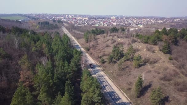 Aerial Політ Над Дорогою Проходить Через Ліс Вид Туманні Пагорби — стокове відео