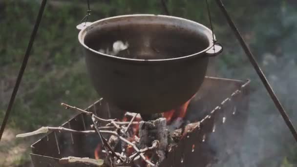 Voedsel Wordt Bereid Een Ketel Bowler Kookt Brandstapel Achtergrond Staat — Stockvideo
