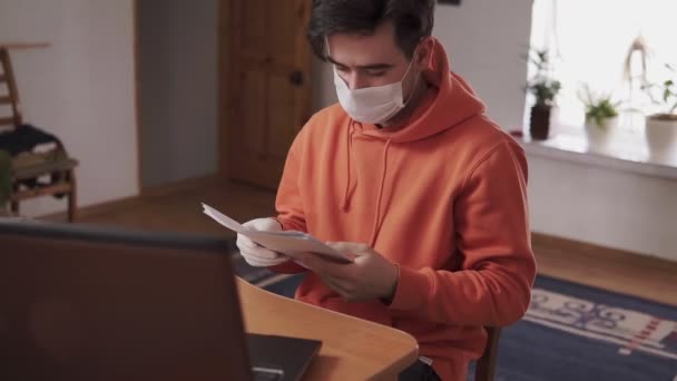 Vídeo Sobre Hombre Trabajando Desde Casa Preocupado Por Covid Coronavirus — Vídeo de stock