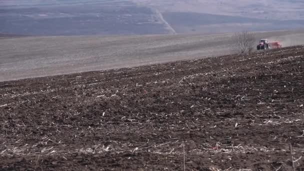 Ελκυστήρας Συναρμολογημένο Σπόρο Που Εκτελεί Απευθείας Σπορά Καλλιεργειών Οργωμένο Γεωργικό — Αρχείο Βίντεο