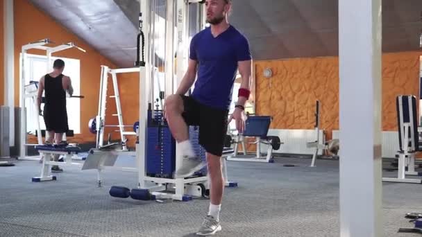 Νεαρό Αρσενικό Άτομο Κάνει Ασκήσεις Στο Στούντιο Γυμναστικής — Αρχείο Βίντεο