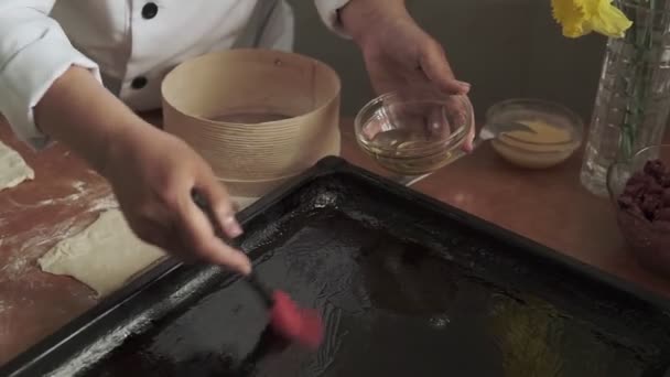 Engrasa Bandeja Para Hornear Con Aceite Las Manos Femeninas Engrasan — Vídeo de stock