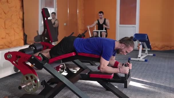 Bodybuilder Guy Dans Salle Gym Travaillant Avec Bar Serrer Améliorer — Video