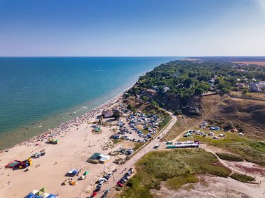 Ukrayna 'nın Odessa bölgesindeki Curortnoe deniz tükürük merkezi. Plaj ve denizin havadan görünüşü.