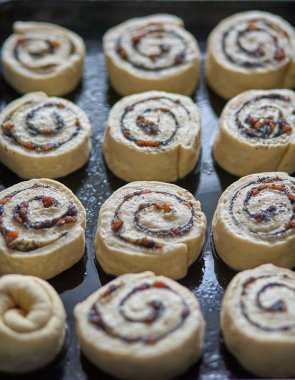 Ev yapımı tatlı geleneksel tatlı, pasta tepsisinde salyangoz.